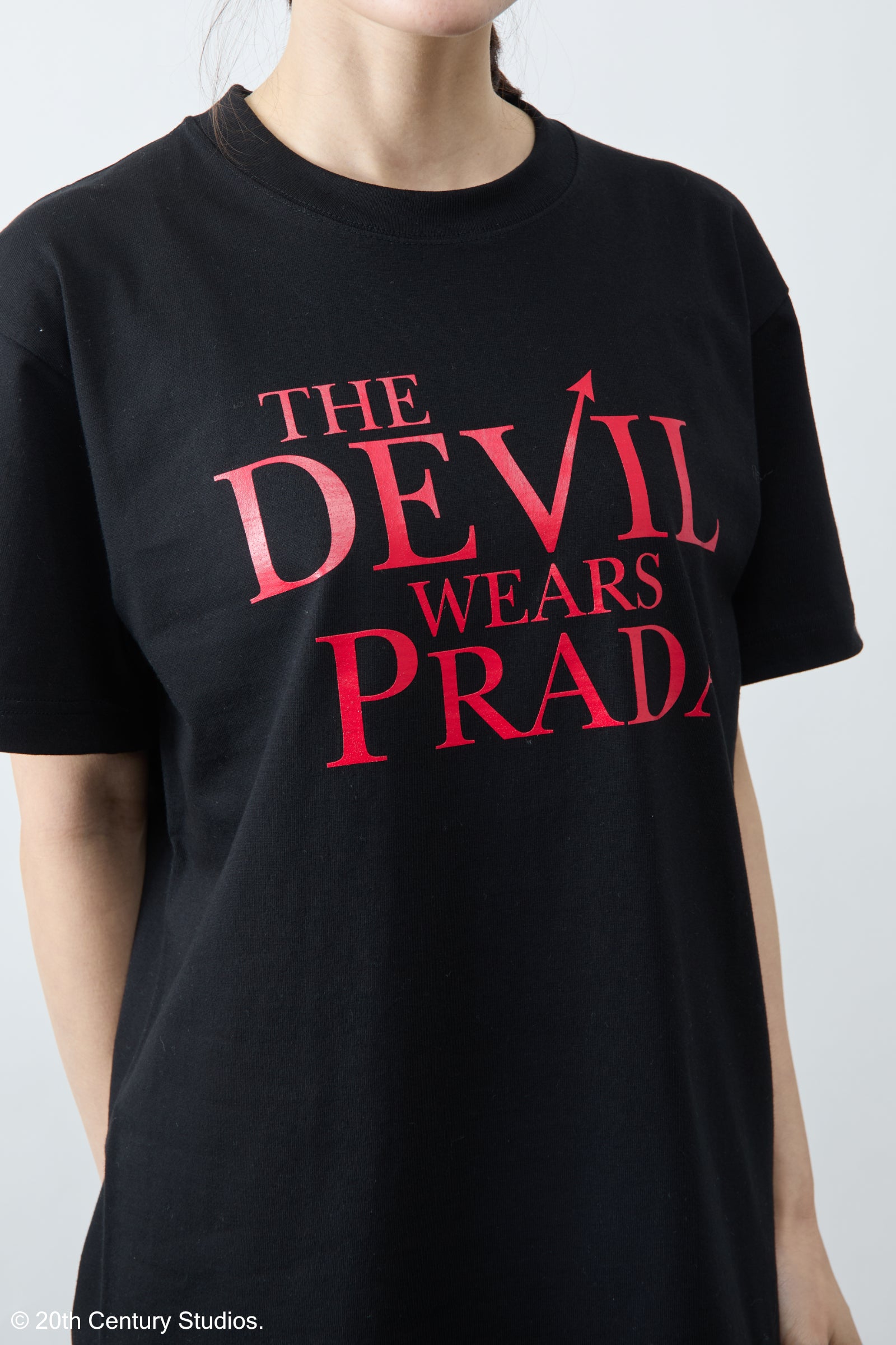 プラダを着た悪魔 ロゴプリントTシャツ（ホワイト・ブラック） | GOOD