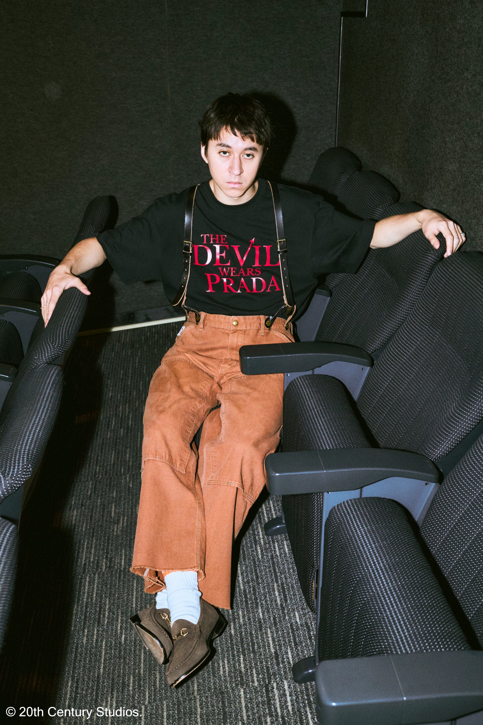 プラダを着た悪魔 ロゴプリントTシャツ（ホワイト・ブラック） | GOOD
