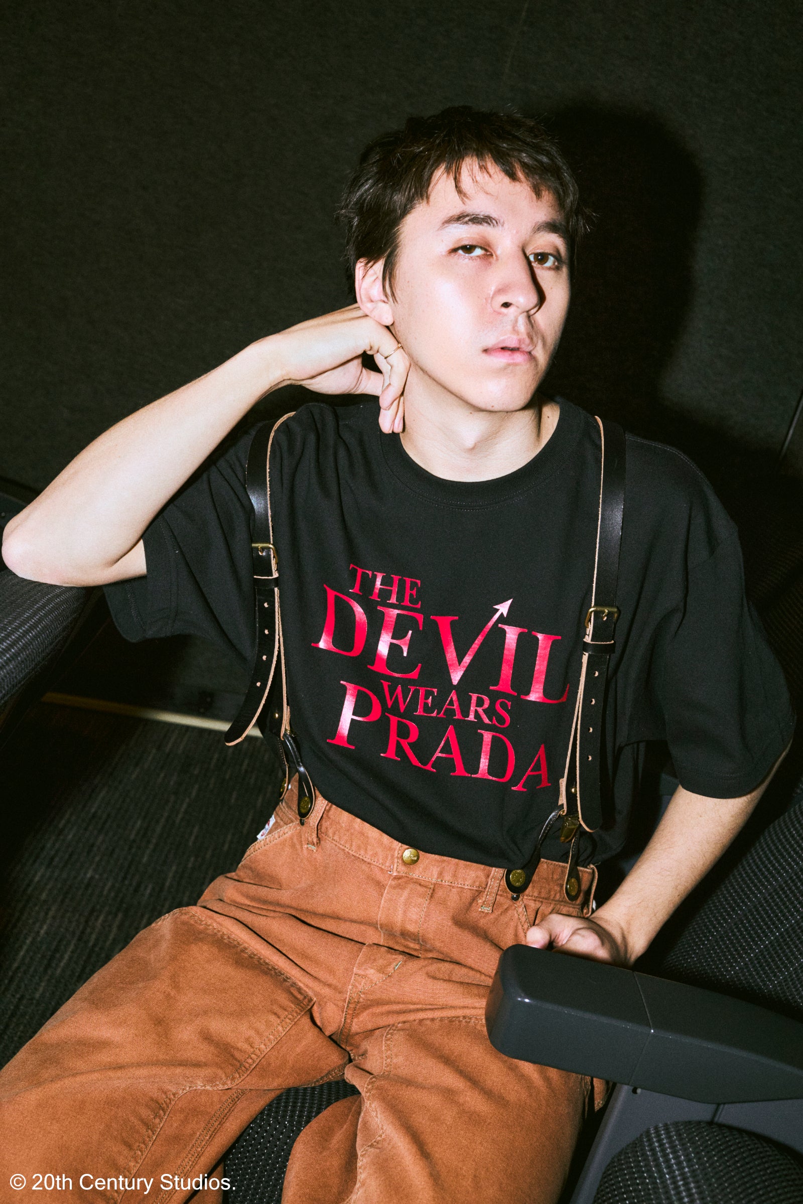 プラダを着た悪魔 ロゴプリントTシャツ（ホワイト・ブラック） | GOOD