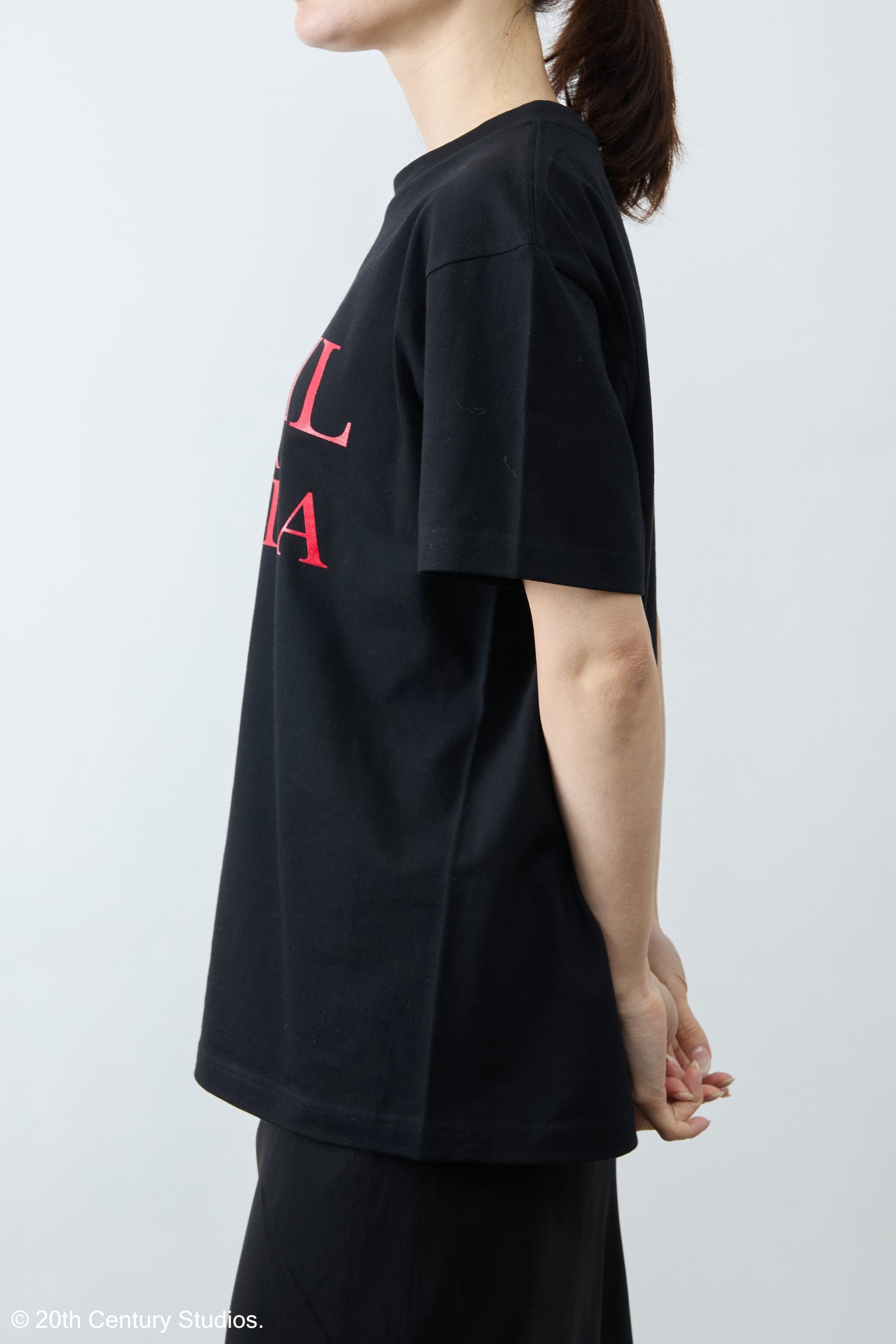 プラダを着た悪魔 ロゴプリントTシャツ（ホワイト・ブラック） | GOOD